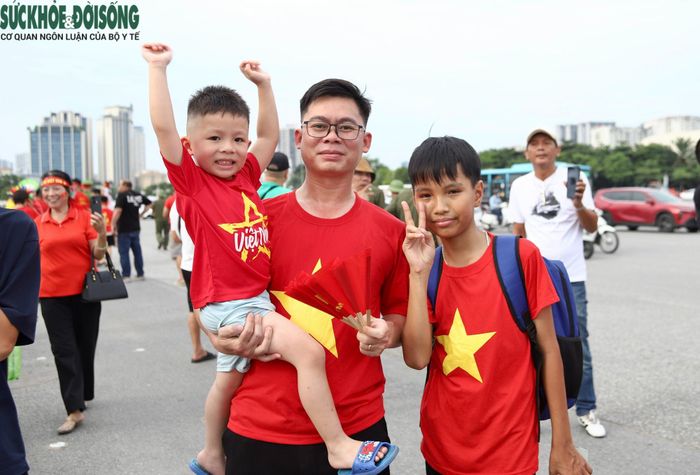 Nhiều em nhỏ được cha mẹ đưa đến sân từ sớm, diện áo đỏ, cầm cờ Tổ quốc và háo hức hòa vào không khí bóng đá trước giờ Việt Nam - Thái Lan. (Ảnh Thành Long)