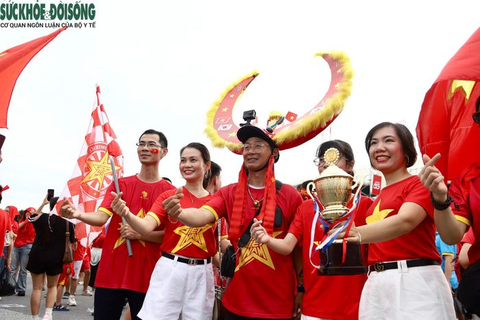 Các khu vực trước cổng sân dần trở nên đông đúc khi thời gian thi đấu đến gần. Người hâm mộ kiên nhẫn xếp hàng, kiểm tra vé và di chuyển vào bên trong sân. (Ảnh Thành Long)