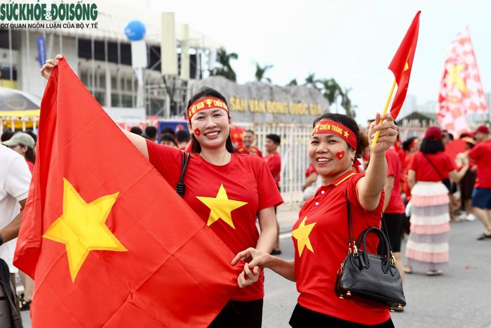 Nhiều cổ động viên cho biết họ đã chuẩn bị từ trước cho trận đấu, trong đó có người mua vé từ sớm, nhưng cũng có người đến sát giờ mới quyết định tìm vé để trực tiếp hòa mình vào không khí trên sân. (Ảnh Thành Long)
