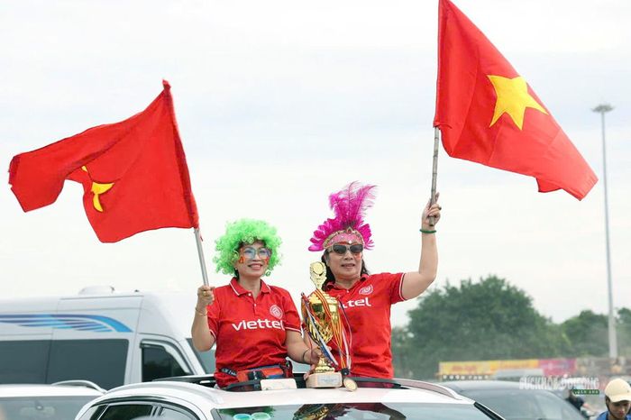 Cổ động viên giương cao cờ Tổ quốc, mang theo cúp mô hình tới sân Mỹ Đình. Ảnh: T.Anh