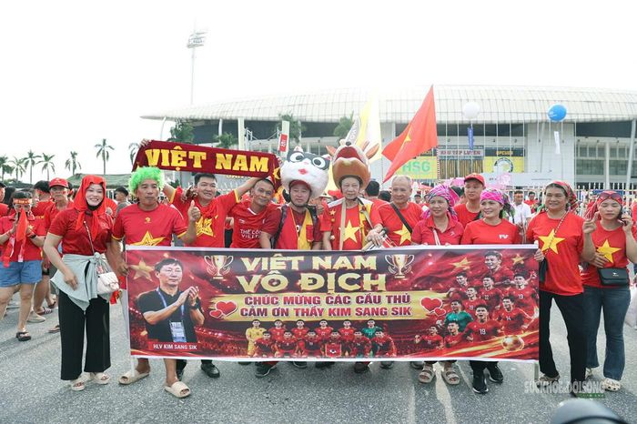 Nhóm cổ động viên chụp ảnh lưu niệm trước trận chung kết lượt về. Ảnh: T.Anh