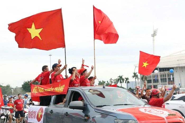 Cờ đỏ sao vàng tung bay trên đoàn xe cổ động bên ngoài sân Mỹ Đình. Ảnh: T.Anh