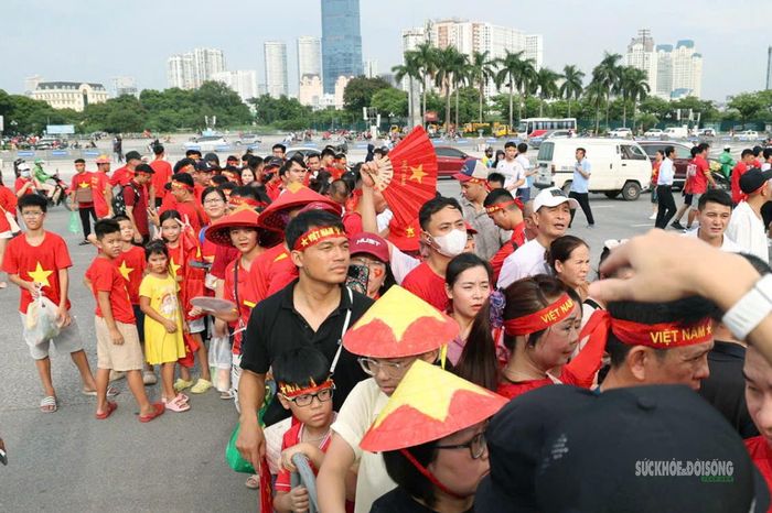 Dòng người trong sắc áo đỏ nối dài trước khu vực kiểm soát vào sân. Ảnh: T.Anh