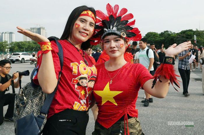 Những bộ trang phục nổi bật tạo thêm sắc màu cho ngày hội bóng đá. Ảnh: T.Anh