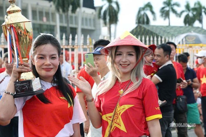 Cổ động viên mang cúp và nón lá mang sắc đỏ sao vàng tới Mỹ Đình. Ảnh: T.Anh