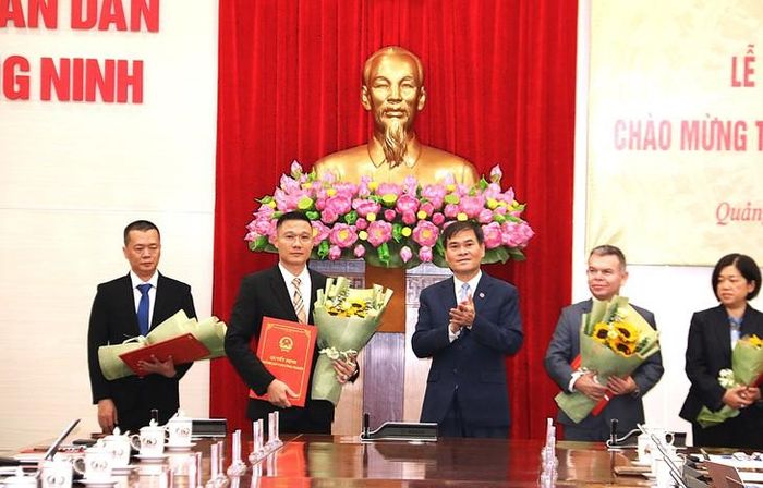 Chủ tịch UBND tỉnh Quảng Ninh Bùi Văn Khắng trao quyết định cho nhà đầu tư. Ảnh: Tiến Sinh