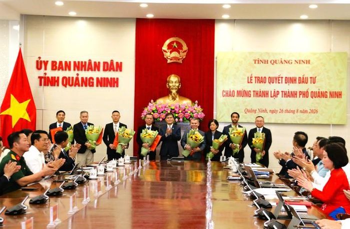 Chủ tịch UBND tỉnh Quảng Ninh Bùi Văn Khắng trao quyết định cho 16 dự án. Ảnh: Tiến Sinh.