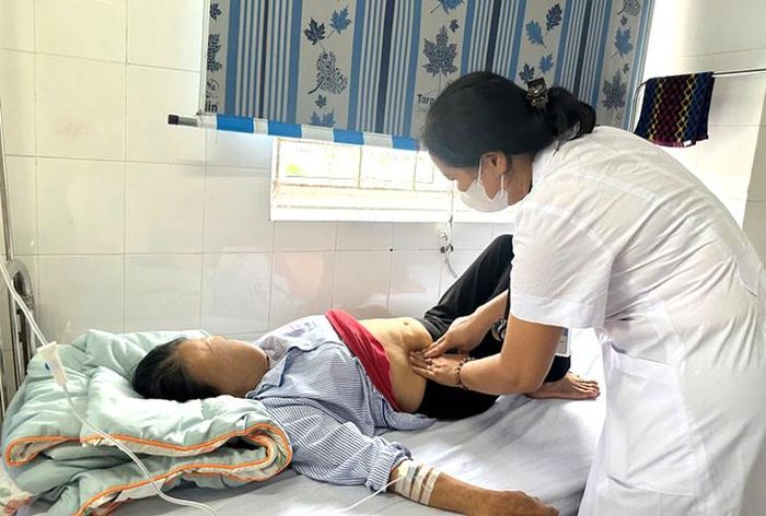 Bệnh nhân P.T.M được bác sĩ điều trị thăm khám kiểm tra, theo sõi sức khỏe. Ảnh: BVCC.