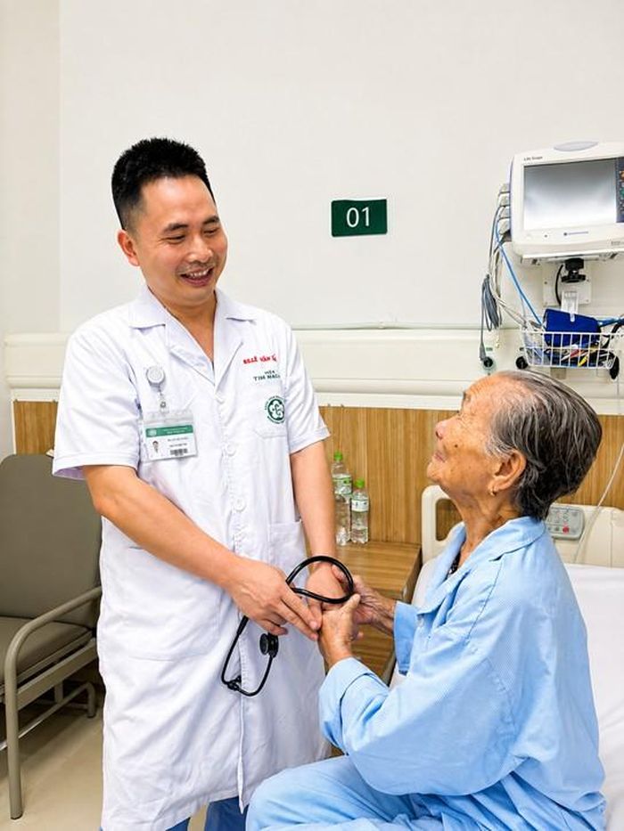 Cụ bà trò chuyện vui vẻ với bác sĩ khi thăm khám lại. Ảnh: Diệu Hiền