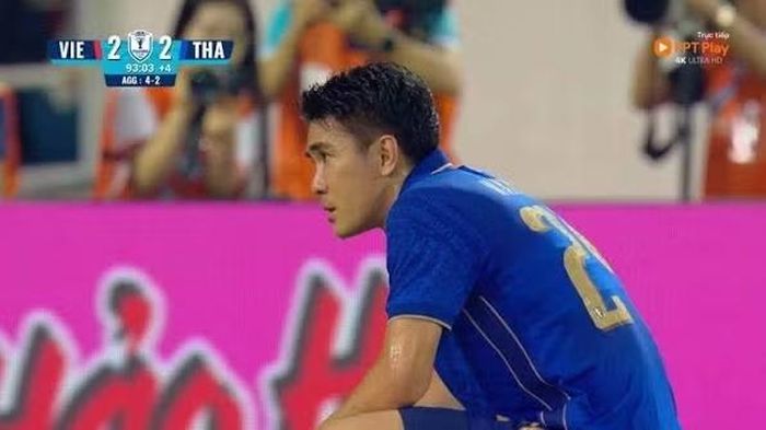 Cầu thủ ĐT Thái Lan đá phản lưới nhà trong trận Chung kết lượt về trên sân Mỹ Đình. (Ảnh chụp màn hình)