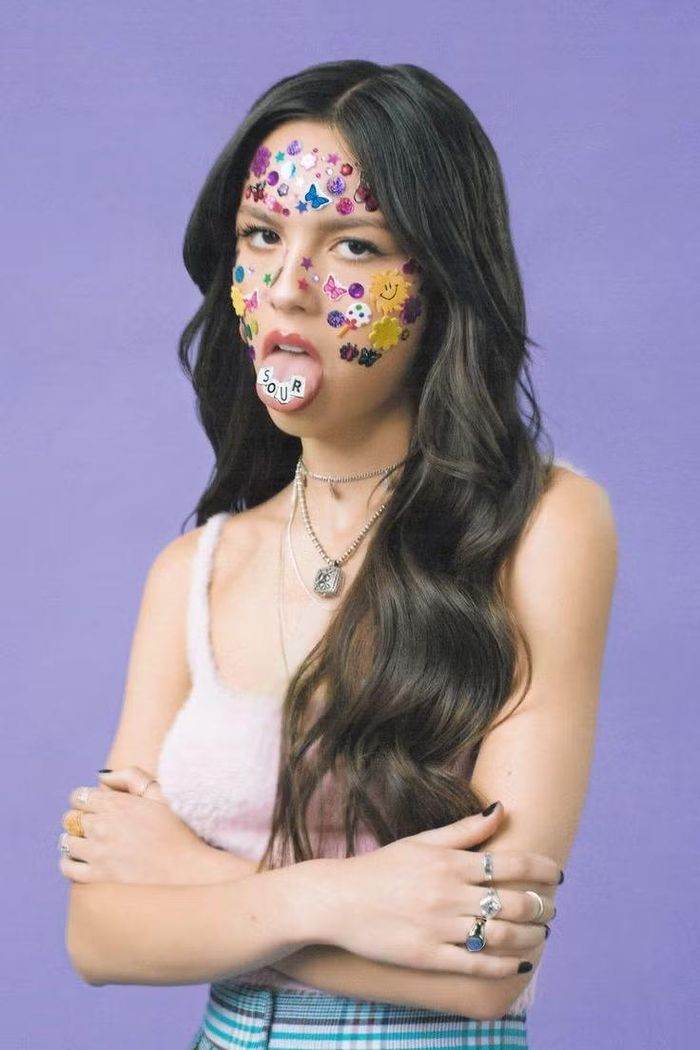 Trào lưu đính đá lên mặt nạ khiến nhiều người liên tưởng đến poster của Olivia Rodrigo chụp thời phát hành album "Sour".