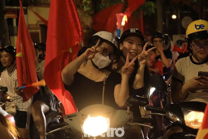 Một đêm "sáng rực" của Hà Nội bởi sắc cờ và đèn xe của đoàn người nối nhau dày đặc.