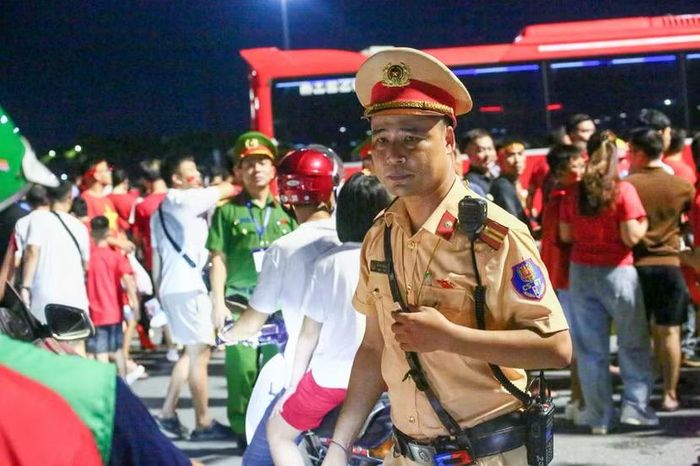 Trước, trong và sau trận đấu, lực lượng CSGT phối hợp chặt chẽ với các đơn vị chức năng tổ chức phân luồng, điều tiết giao thông, chủ động nắm tình hình, kịp thời xử lý các tình huống phát sinh, bảo đảm giao thông thông suốt, an toàn.