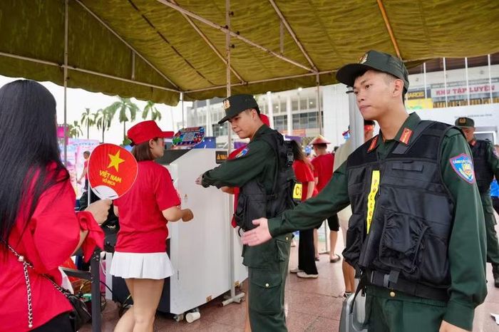 Lực lượng Cảnh sát cơ động ứng trực tại sân vận động Quốc gia Mỹ Đình