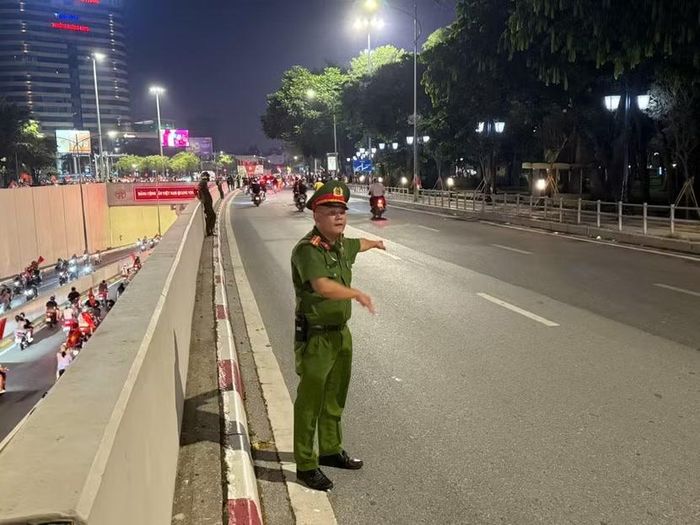 Công an phường Hai Bà Trưng ứng trực tại khu vực hầm Kim Liên