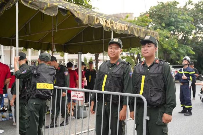 Cảnh sát cơ động đã huy động 100% quân số ứng trực, tăng cường lực lượng cắm chốt tại các địa điểm phức tạp.