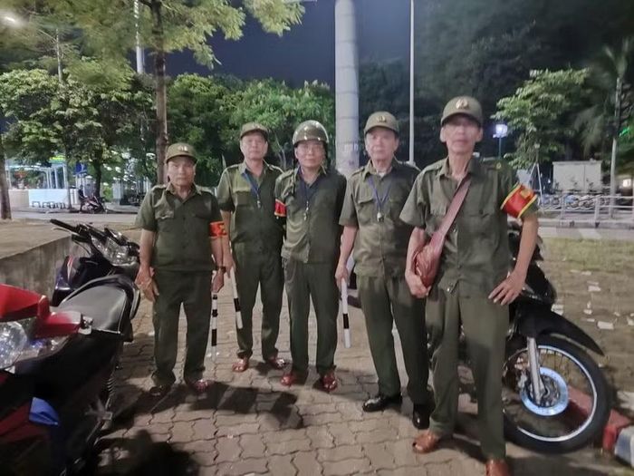 Lực lượng bảo vệ an ninh trật tự cơ sở phường Hai Bà Trưng cũng được huy động ứng trực.