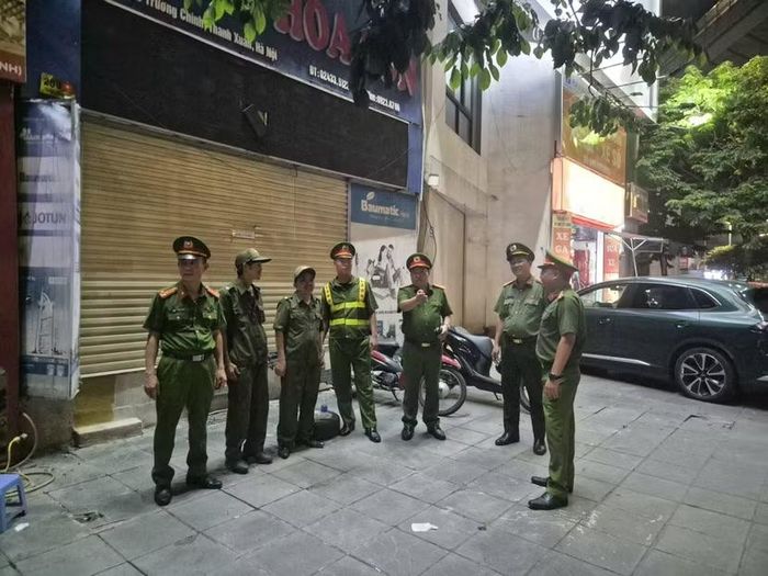 Trung tá Vũ Thái Sơn, Trưởng Công an phường Bạch Mai trực tiếp chỉ đạo các phương án bảo đảm an ninh, an toàn, phòng chống đua xe trái phép.