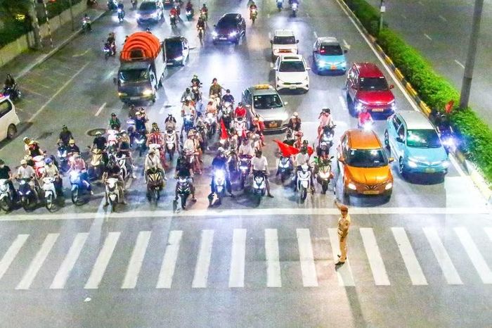 Không khí tại nhiều tuyến đường trở nên sôi động, song người dân cơ bản chấp hành các quy định về trật tự, an toàn giao thông, di chuyển theo hướng dẫn của lực lượng chức năng.