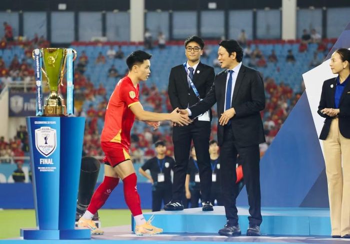 Đình Bắc giành cú đúp danh hiệu cá nhân: Cầu thủ xuất sắc nhất giải và Đồng Vua phá lưới (cùng đồng đội Nguyễn Xuân Son)