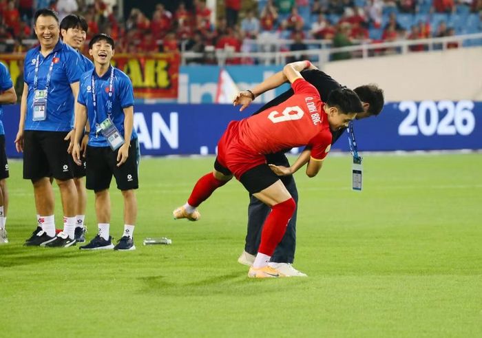 Càng thú vị hơn khi đi được 1 đoạn ngắn, cậu học trò cao 1m80 trượt khỏi lưng thầy