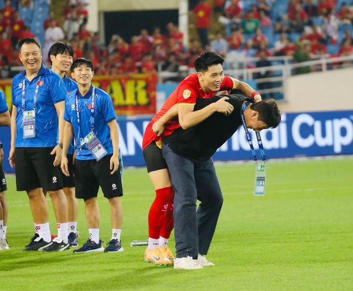 Hành động đầy ngẫu hứng và dí dỏm của ông Kim khiến nhiều người bật cười