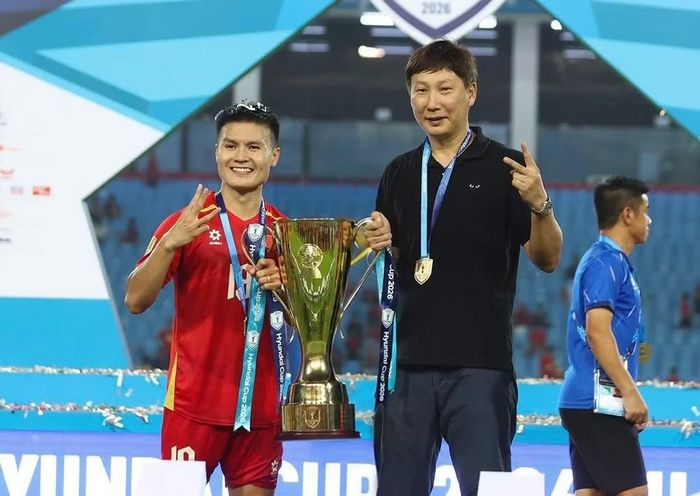HLV trưởng Kim Sang-sik và đội trưởng Quang Hải bên cúp vàng
