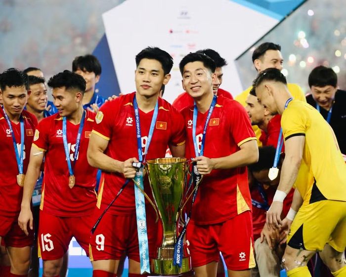 Tiền đạo 22 tuổi chung vui cùng đồng đội
