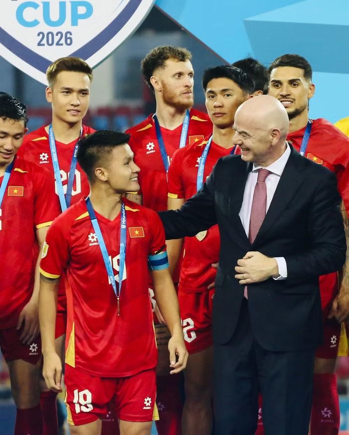 Chủ tịch FIFA Gianni Infantino cười tươi khi trò chuyện cùng đội trưởng Quang Hải