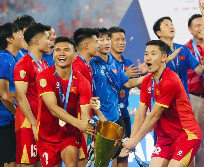 "Chiến binh" Xuân Minh cùng đồng đội ăn mừng