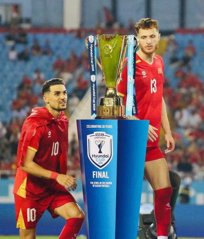 Hoàng Hên và Tài Lộc hạnh phúc khi giành chức vô địch ASEAN Cup ngay trong giải đấu đầu tiên khoác áo đội tuyển Việt Nam
