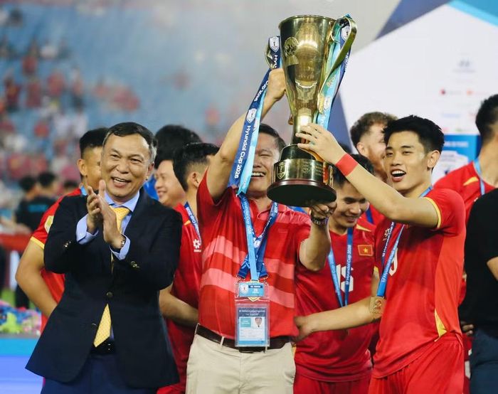 Hình ảnh Chủ tịch VFF Trần Quốc Tuấn, Phó chủ tịch VFF kiêm trưởng đoàn đội tuyển Việt Nam Trần Anh Tú và tiền đạo Nguyễn Đình Bắc nâng cao cúp vàng ASEAN Cup 2026 - ghi dấu sự nỗ lực, đoàn kết và thành công của tập thể.