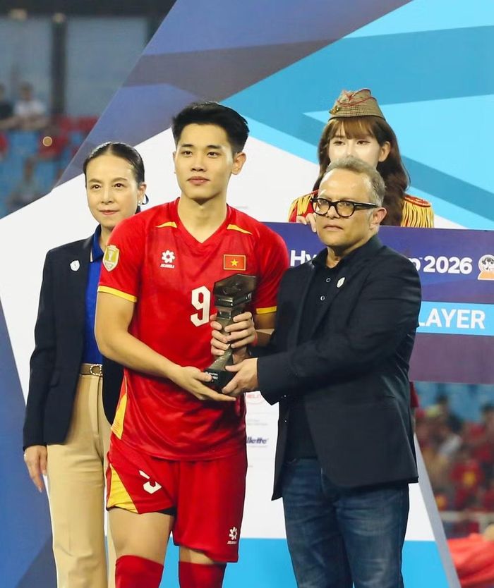 Đình Bắc nhận danh hiệu Cầu thủ xuất sắc nhất giải