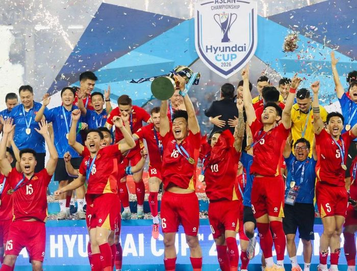 Thành Chung cùng đồng đội phấn khích ăn mừng