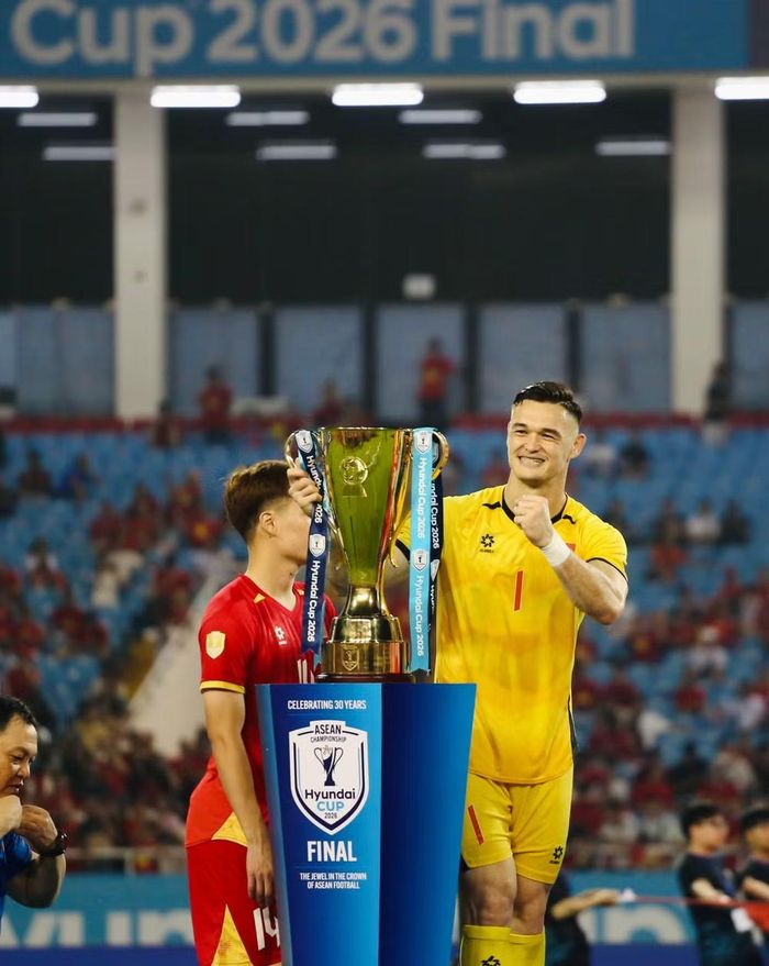 Tương tự, thủ môn 34 tuổi Lê Giang Patrick "hái quả ngọt" ngay trong lần đầu được lên tuyển