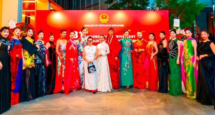 NTK Hồ Trần Dạ Thảo cùng các người mẫu trình diễn trong chương trình