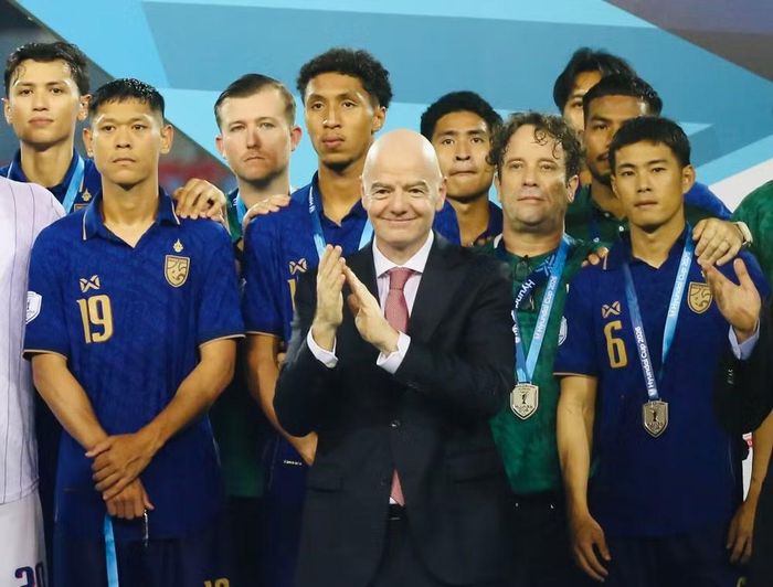 Chủ tịch FIFA Gianni Infantino chúc mừng Thái Lan giành á quân, phía sau là những gương mặt buồn của chủ nhân tấm huy chương bạc