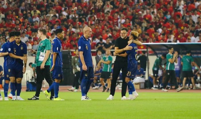 ...thì ở khoảng sân còn lại, thầy trò HLV Hudson nếm trải nỗi buồn thua trận