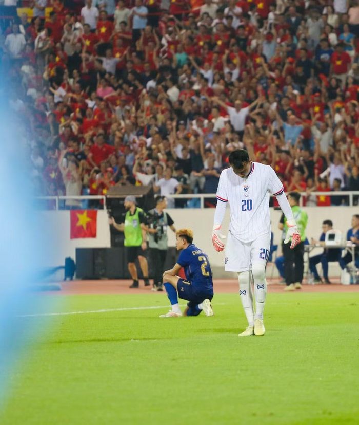 Hai đội hòa 2-2, trong đó Thái Lan có 2 bàn phản lưới. Trong ảnh: Thủ môn kỳ cựu Chatchai và Wanchai - người đá phản lưới phút 90+4 không giấu nổi sự thất vọng sau pha "đốt lưới", dập tắt mọi hy vọng của đội nhà