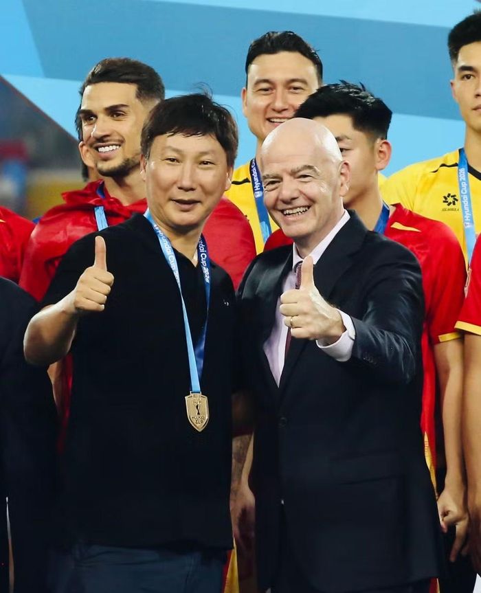 HLV Kim Sang-sik chủ động rủ Chủ tịch FIFA Gianni Infantino chụp 1 kiểu ảnh lưu niệm. Cả hai tươi cười giơ ngón tay biểu đạt số 1 - nhà vô địch giải đấu