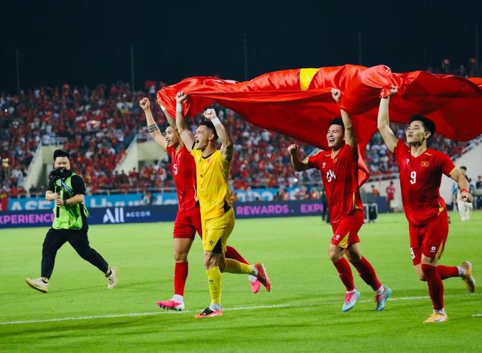 Tuyển Việt Nam hòa 2-2 đầy cảm xúc, qua đó thắng chung cuộc với tổng tỉ số 4-2, chính thức giành chức vô địch