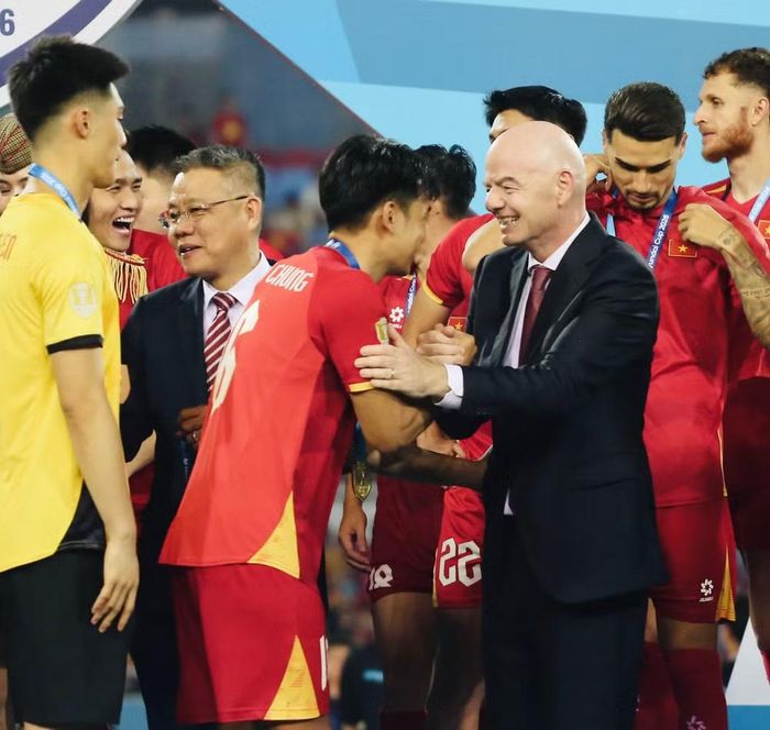 Thành Chung cũng hãnh diện bắt tay, nhận lời chúc mừng từ ông Gianni Infantino