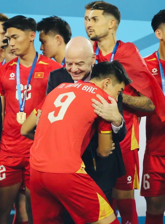 Đình Bắc nhận cái ôm thân tình cùng lời chúc mừng từ Chủ tịch FIFA