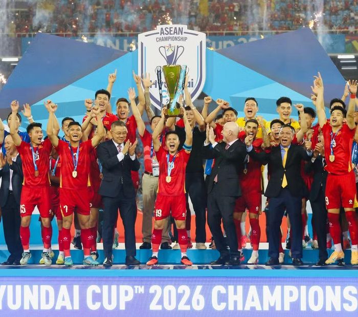 Chủ tịch FIFA Gianni Infantino và Chủ tịch AFF Khiev Sameth cùng nhau trao cúp vô địch và vinh danh đội tuyển Việt Nam
