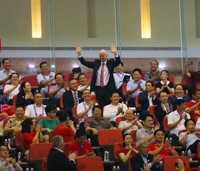 Chủ tịch FIFA Gianni Infantino có mặt trên khu vực khán đài VIP, dự khán trận đấu. Đây là vinh dự hiếm có với một trận đấu giải Đông Nam Á