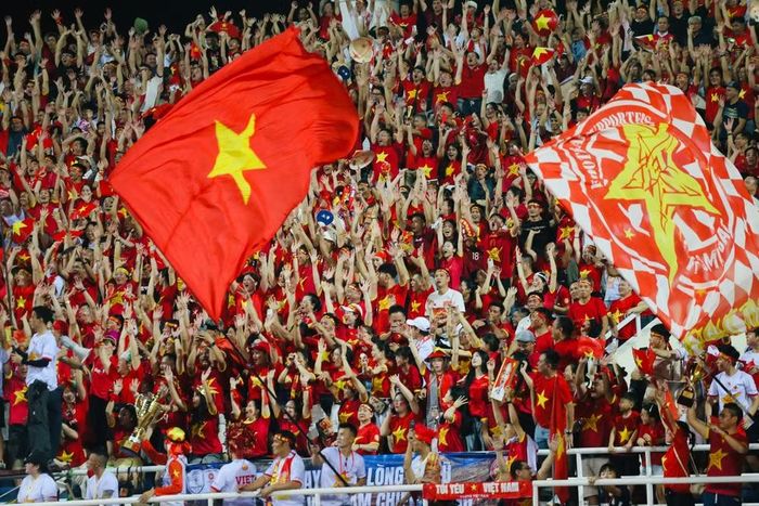 Sân Mỹ Đình 4 vạn chỗ ngồi chật kín khán giả, sôi động với màn cổ vũ nhiệt tình của cổ động viên Việt Nam