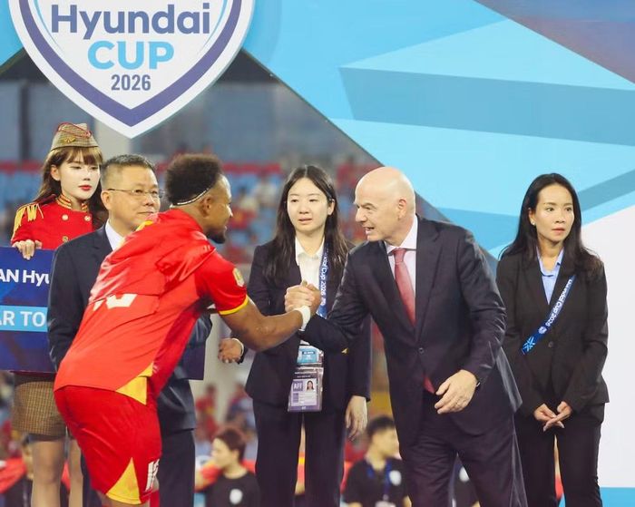 Ông Gianni Infantino dành khá nhiều thời gian trò chuyện, chúc mừng Xuân Son