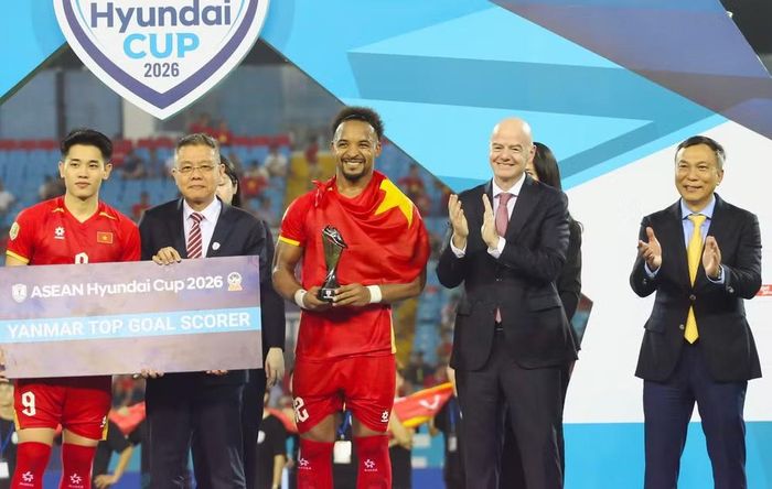 Hai quan chức cao nhất của bóng đá thế giới và Đông Nam Á cùng trao giải Vua phá lưới cho Nguyễn Đình Bắc và Nguyễn Xuân Son, trước sự chứng kiến của Chủ tịch VFF Trần Quốc Tuấn (bìa phải)