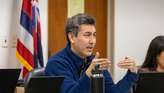 Hạ nghị sĩ Scot Matayoshi, đại diện khu vực ngoại ô Kaneohe của Honolulu, bắt đầu soạn thảo dự luật kiểm soát gà sau khi một giáo viên tiểu học phản ánh rằng đàn gà thường xuyên quấy rầy học sinh. "Lũ trẻ rất sợ chúng, và lũ gà thường hung dữ khi đuổi theo bọn trẻ để tranh giành thức ăn", ông Matayoshi nói.