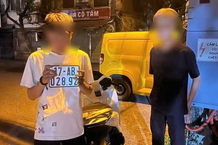Công an phường phát hiện, kiểm tra 2 trường hợp đi xe biển số giả.